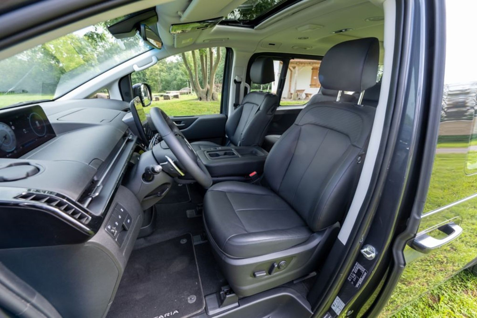 Maletero del Hyundai Staria con capacidad para bicicletas, ideal para aventuras.