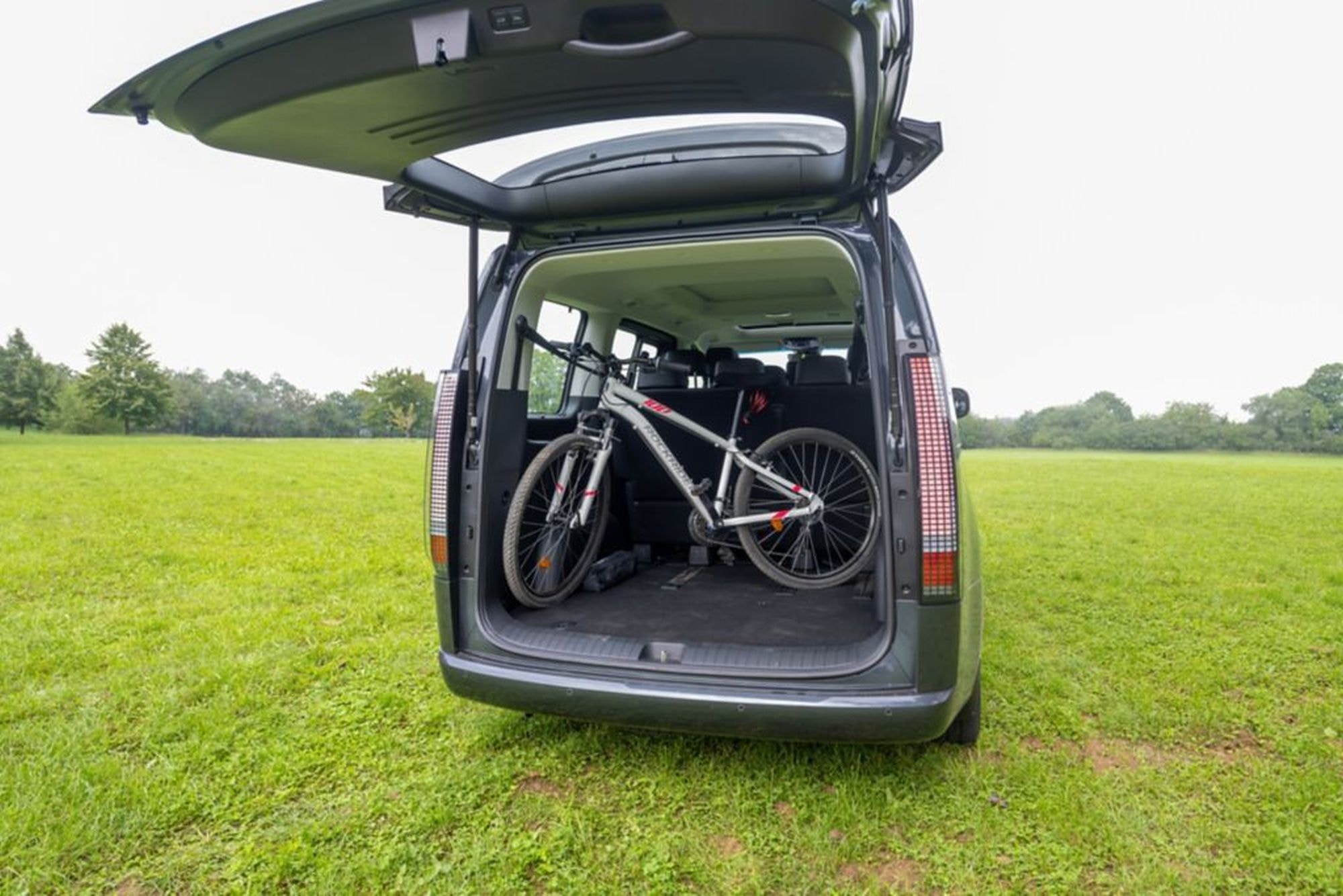 Vista lateral que resalta la llanta de diseño moderno del Hyundai Staria.