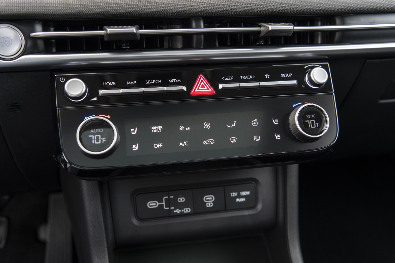 Panel de control climático táctil integrado con diseño minimalista.