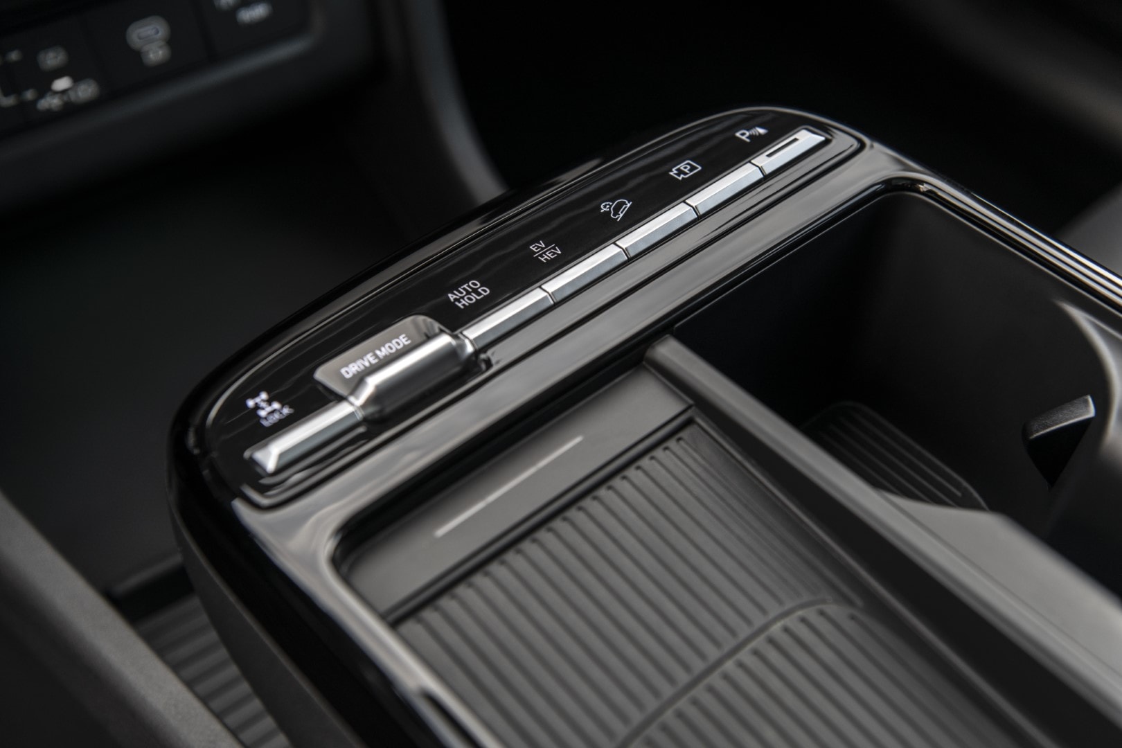 Detalle de la consola central con su selector de marchas by wire.