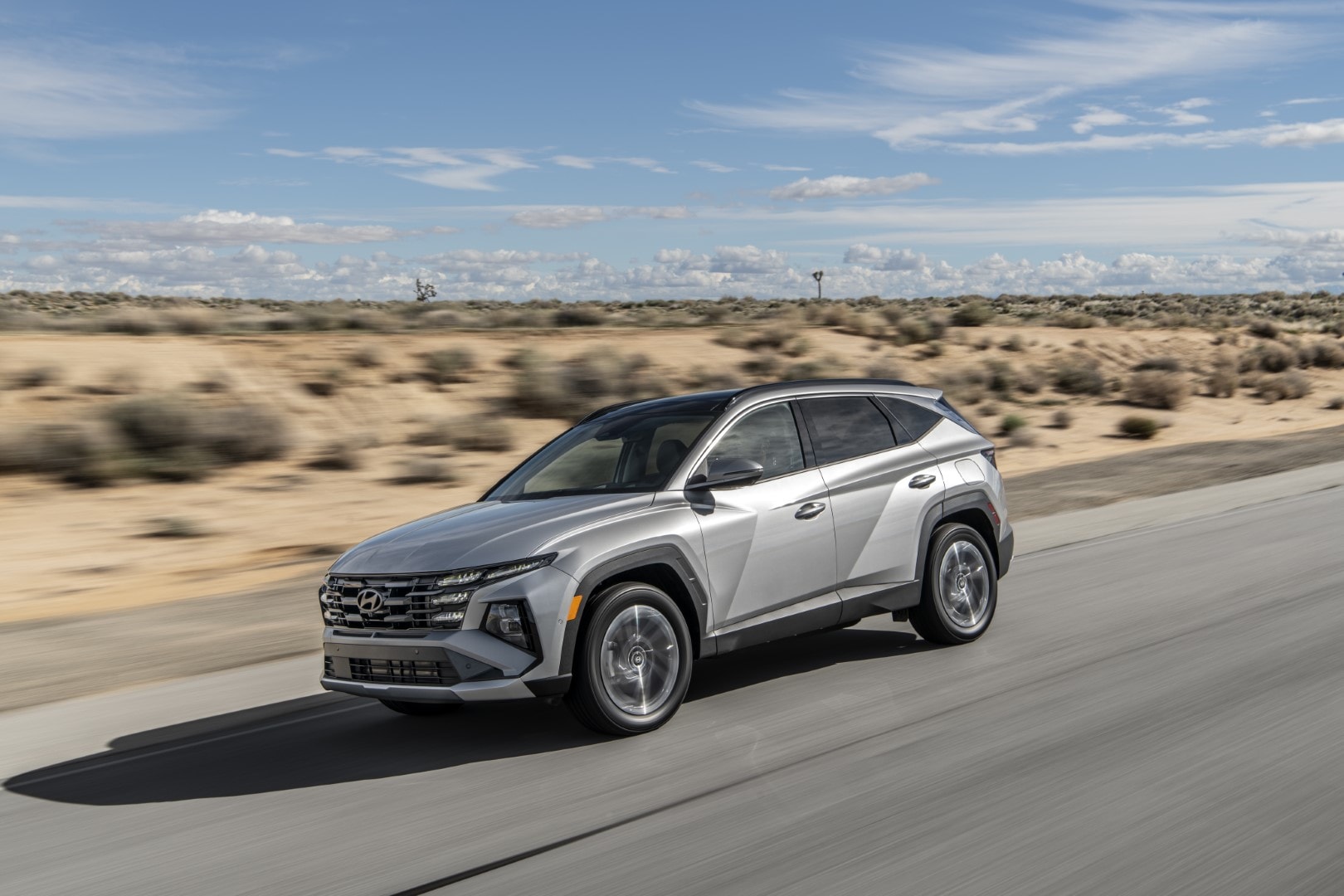 El Hyundai Tucson Híbrido muestra su dinámica silueta en carretera.