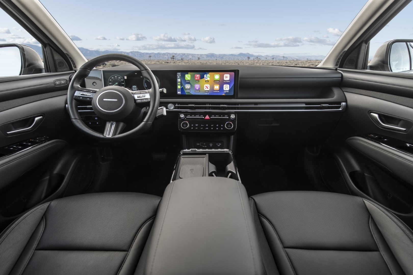 Habitáculo del Tucson híbrido con acabados en cuero y pantalla central.