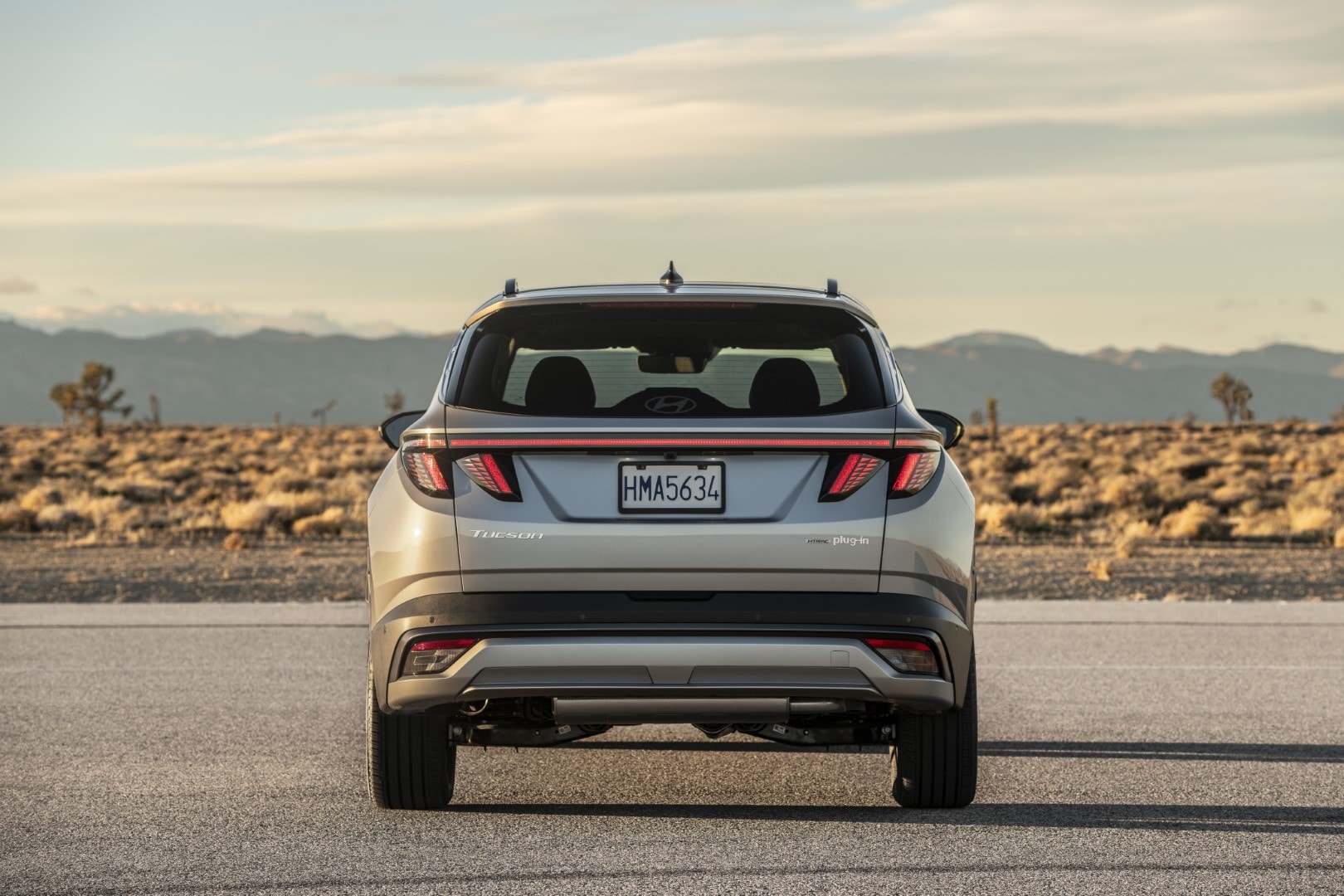 Vista trasera del Hyundai Tucson Híbrido en un entorno desértico.
