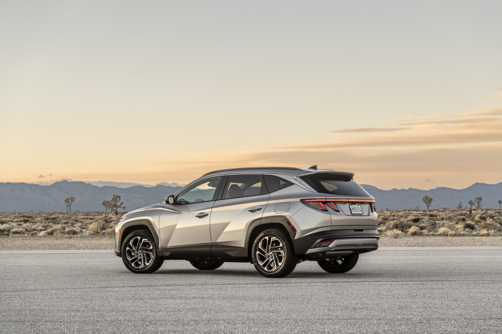 Perfil dinámico del Hyundai Tucson Híbrido capturado al atardecer.