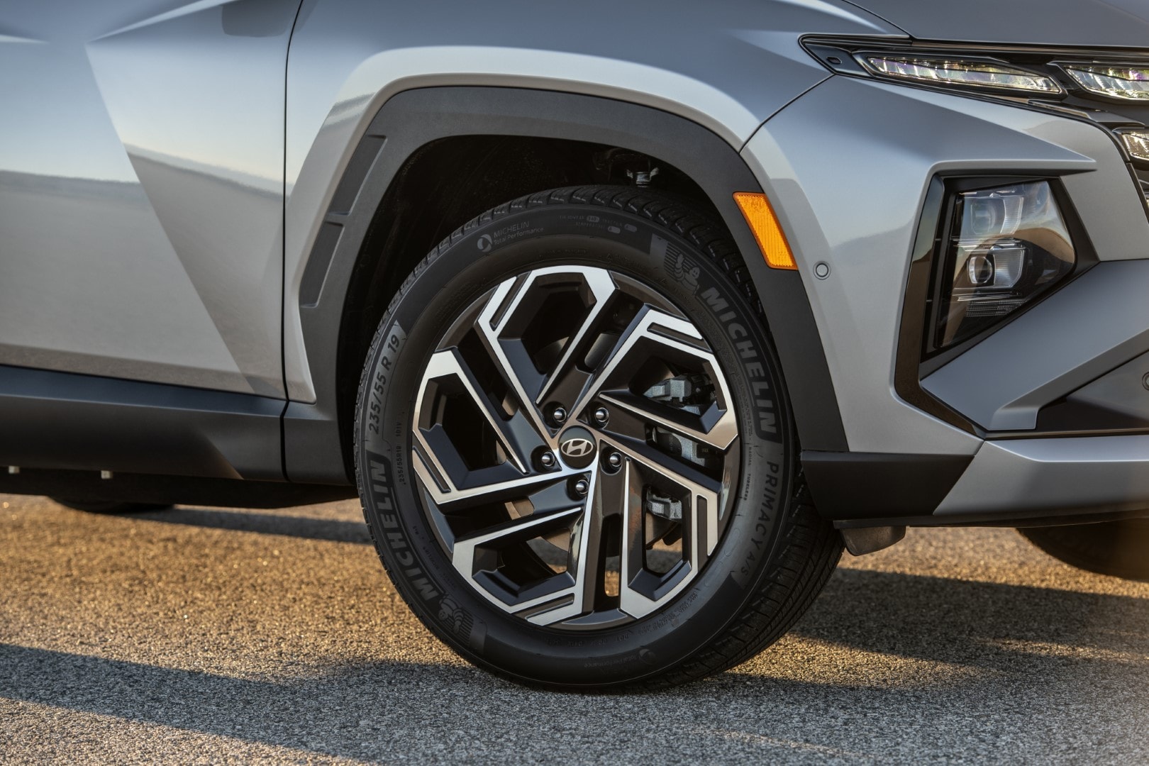 Detalle de la llanta del Tucson Híbrido, mostrando diseño y acabados.