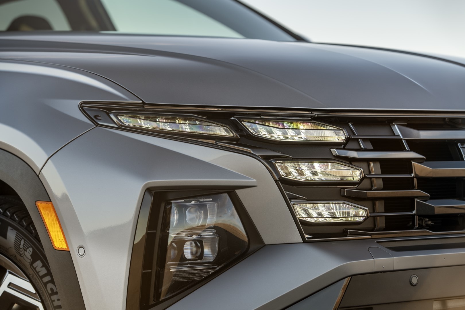 Focalización en las luces delanteras con la destacada firma lumínica del Tucson.