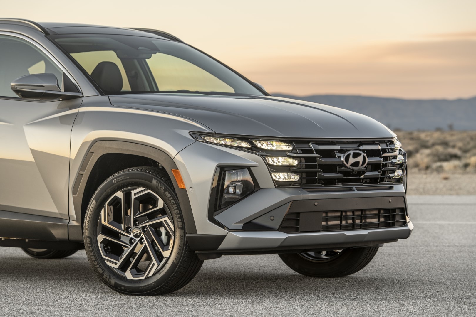 Frontal del Tucson, destacando su parrilla y faros característicos.