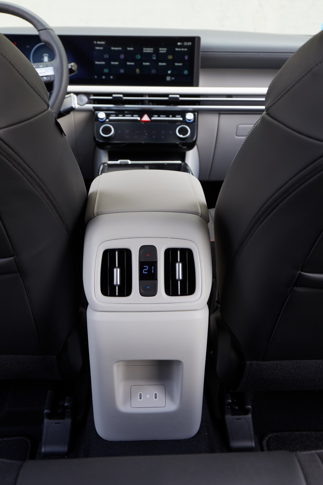 Elegante consola central del Tucson con opciones de carga y climatización para los pasajeros