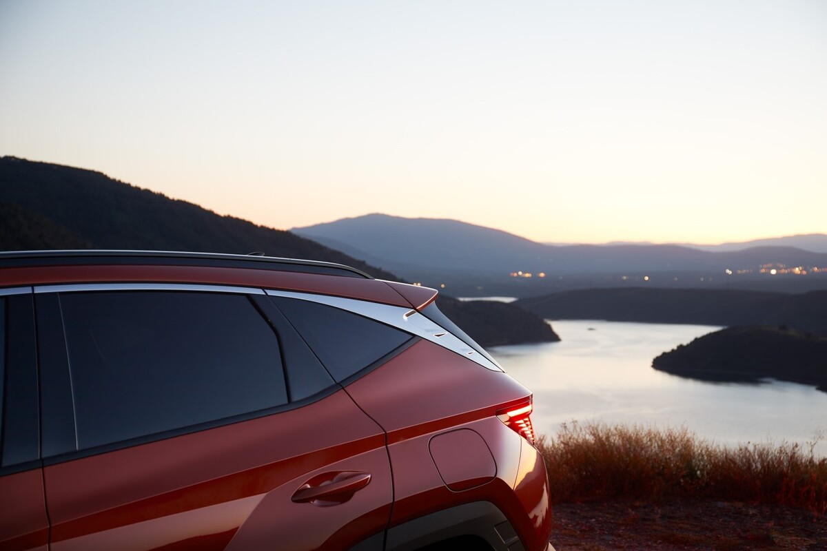 Juego de luces y sombras en el techo del Hyundai Tucson durante la puesta de sol. Juego de luces y sombras en el techo del Hyundai Tucson durante la puesta de sol.