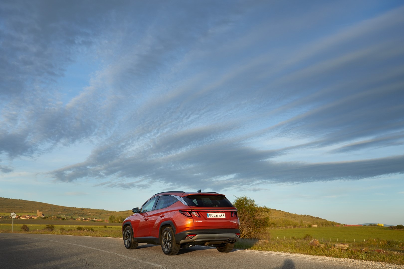Tucson capturado en una escena impresionante, destacando su perfil trasero y techo.