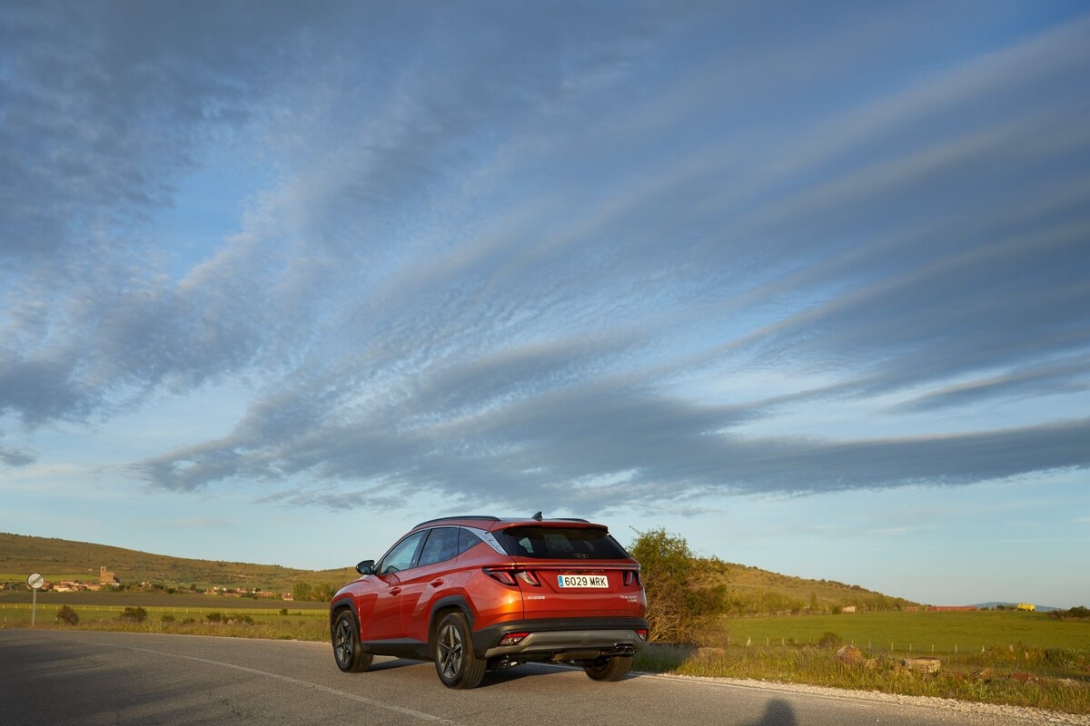 Tucson capturado en una escena impresionante, destacando su perfil trasero y techo. Tucson capturado en una escena impresionante, destacando su perfil trasero y techo.