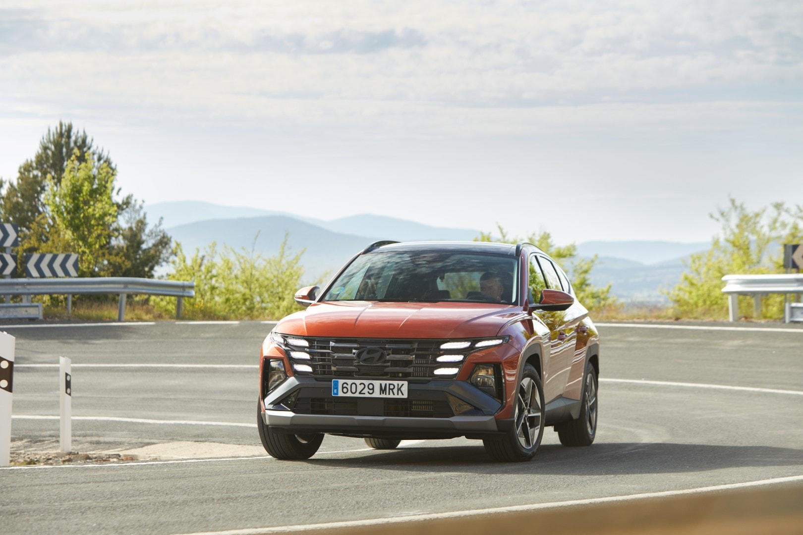 Imagen frontal lateral del Tucson dominando curvas montañosas