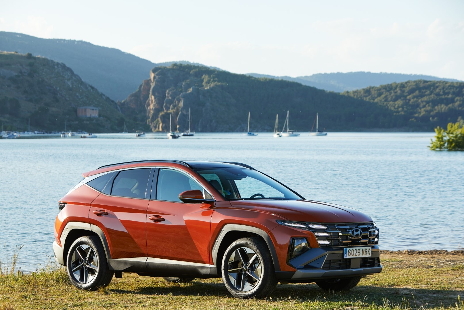 Lateral del Tucson destacando su integración en un entorno natural junto al mar.