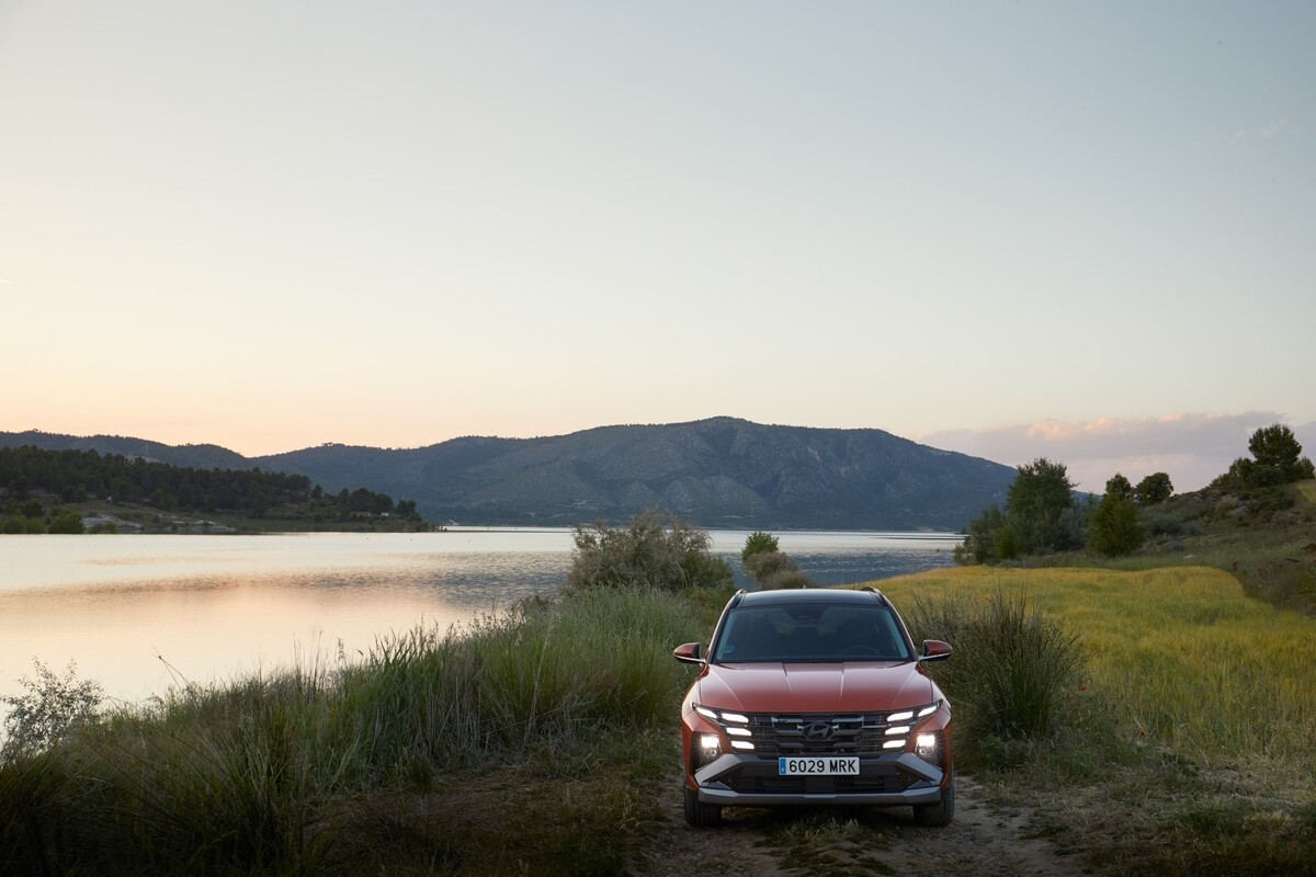 Vista frontal del Tucson al anochecer en la naturaleza, acentuando sus luces LED. Vista frontal del Tucson al anochecer en la naturaleza, acentuando sus luces LED.