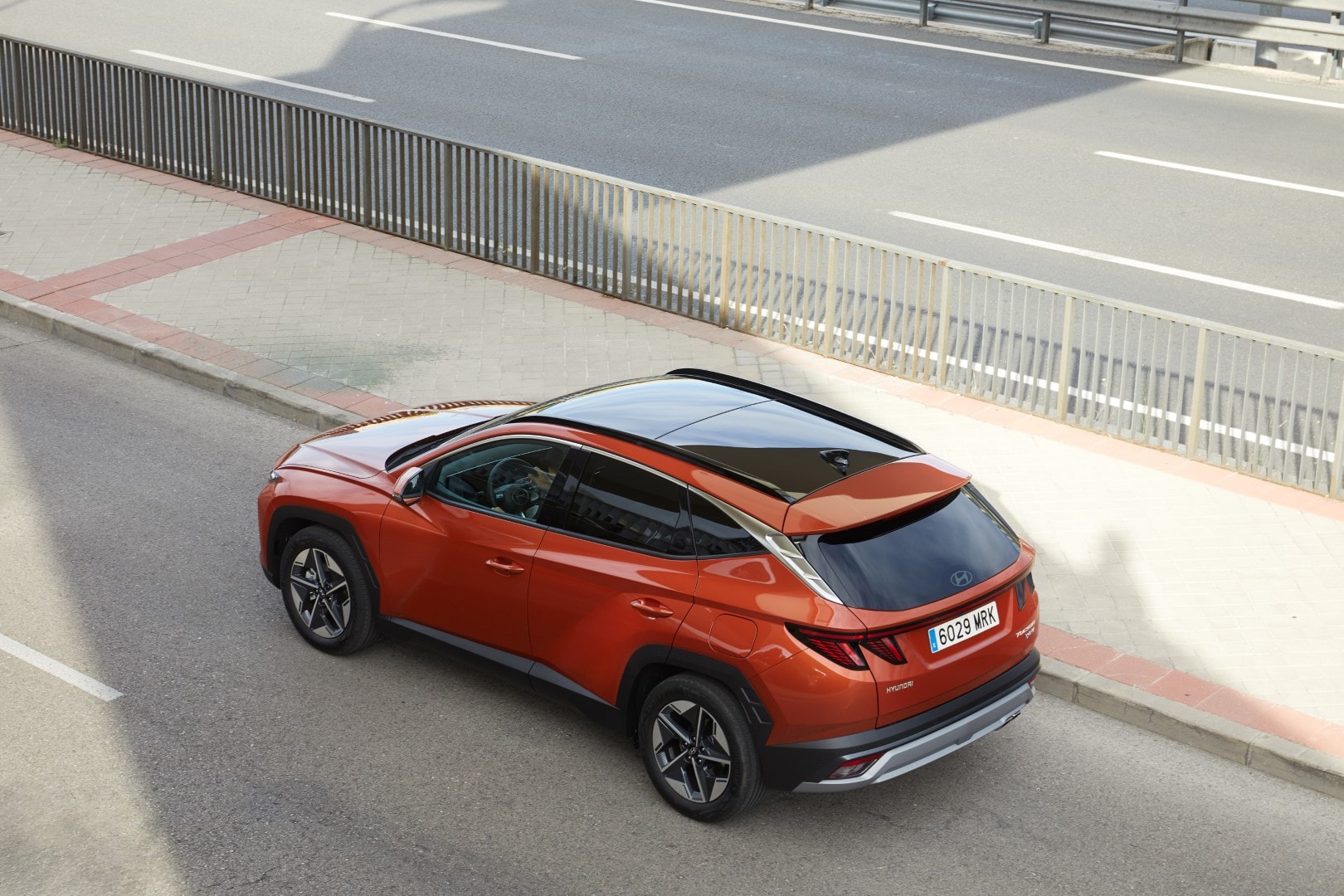 Perspectiva aérea del Tucson, resaltando el techo panorámico y diseño trasero.