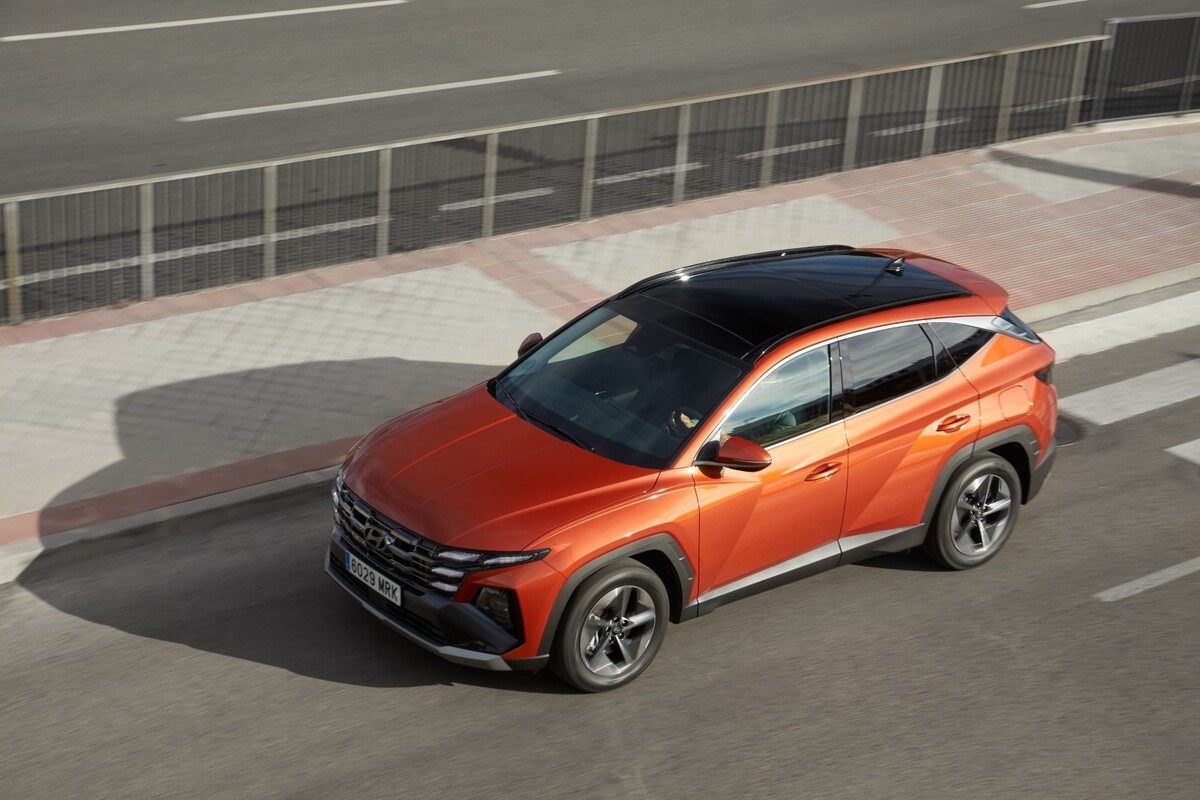 Vista superior del Tucson con techo solar, destacando su línea lateral elegante. Vista superior del Tucson con techo solar, destacando su línea lateral elegante.