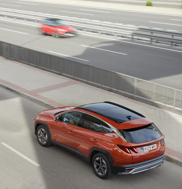 Vista en ángulo elevado de la parte trasera y el techo del Tucson en ambiente urbano. Vista en ángulo elevado de la parte trasera y el techo del Tucson en ambiente urbano.