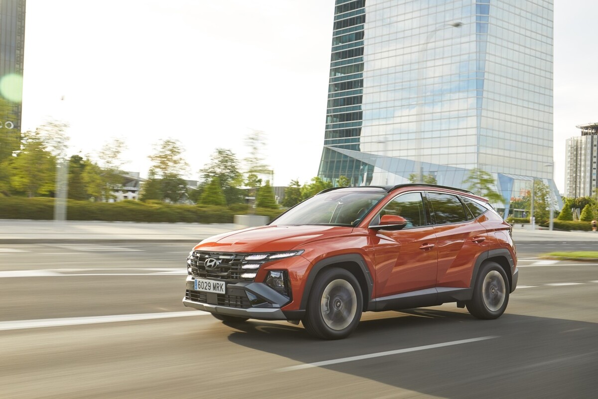 Perfil lateral del Tucson en un escenario urbano mostrando su dinamismo Perfil lateral del Tucson en un escenario urbano mostrando su dinamismo