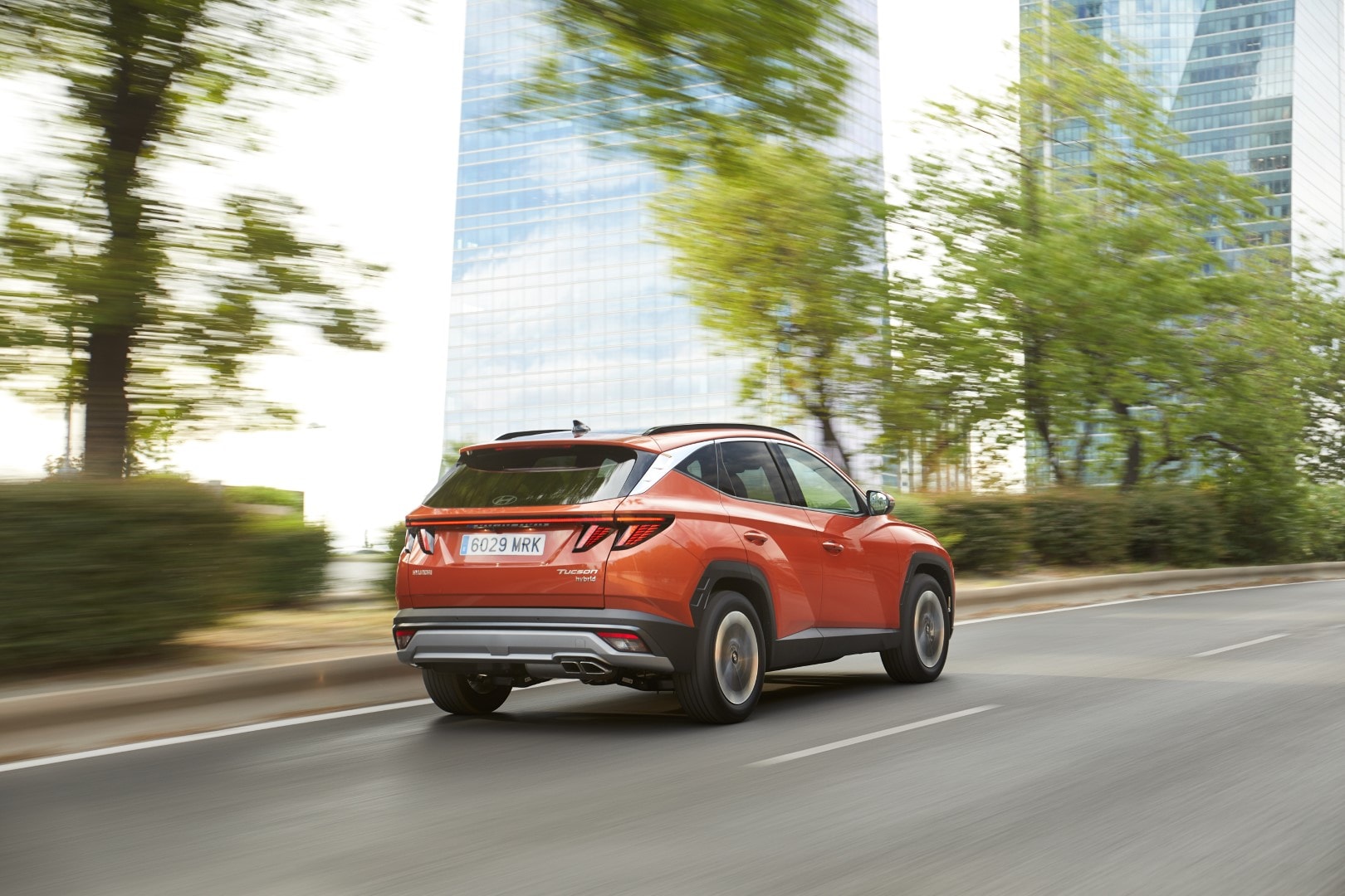 Imagen del Hyundai Tucson en un ambiente urbano, mostrando movimiento y estilo.
