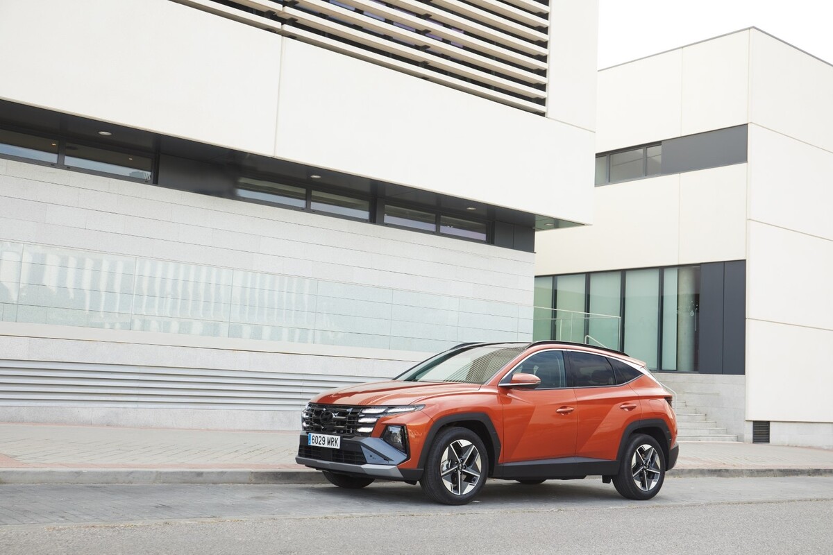 Hyundai Tucson en una calle urbana, vista lateral que destaca su diseño. Hyundai Tucson en una calle urbana, vista lateral que destaca su diseño.