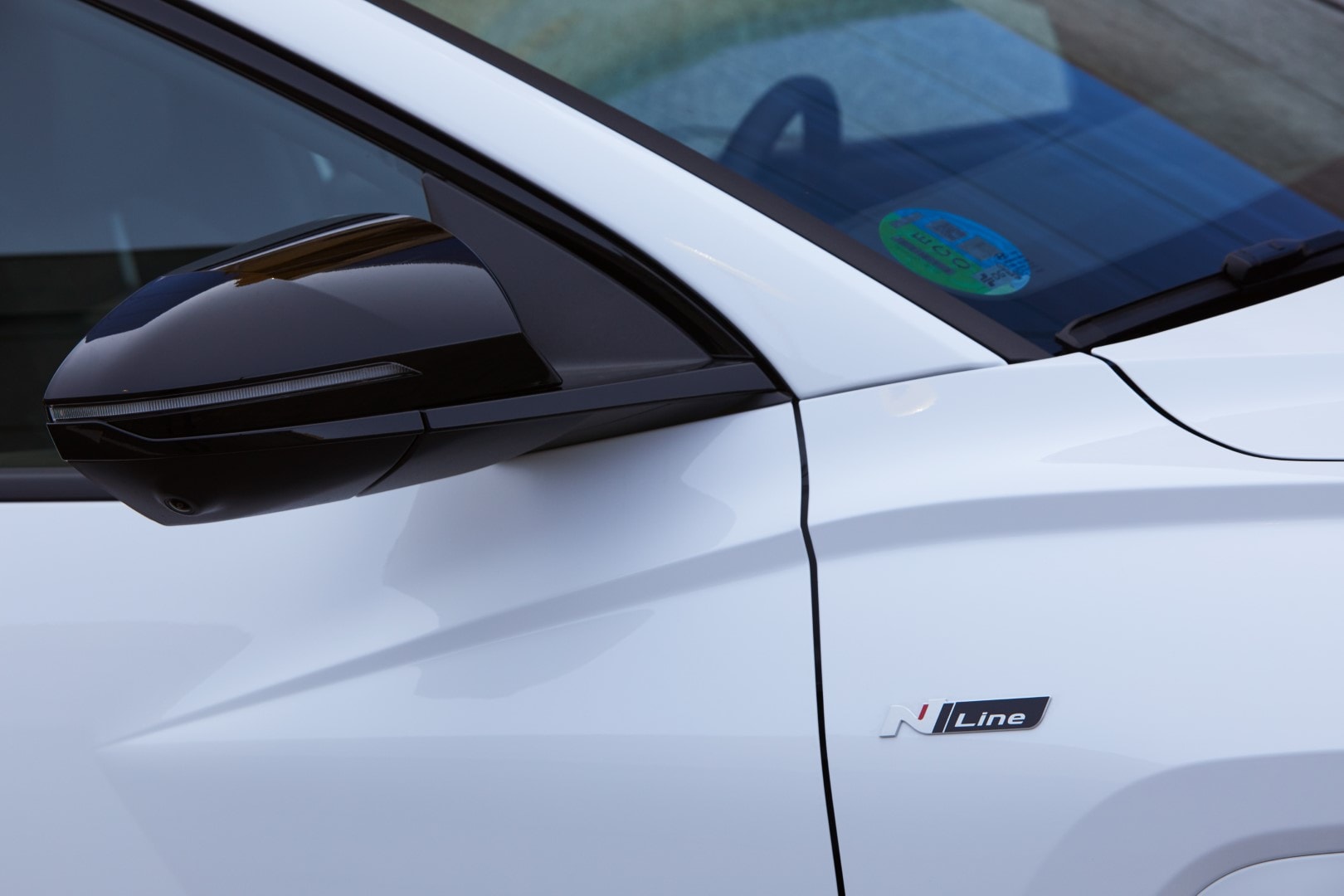 Detalle de la insignia N Line en Hyundai Tucson, acentuando su carácter deportivo.