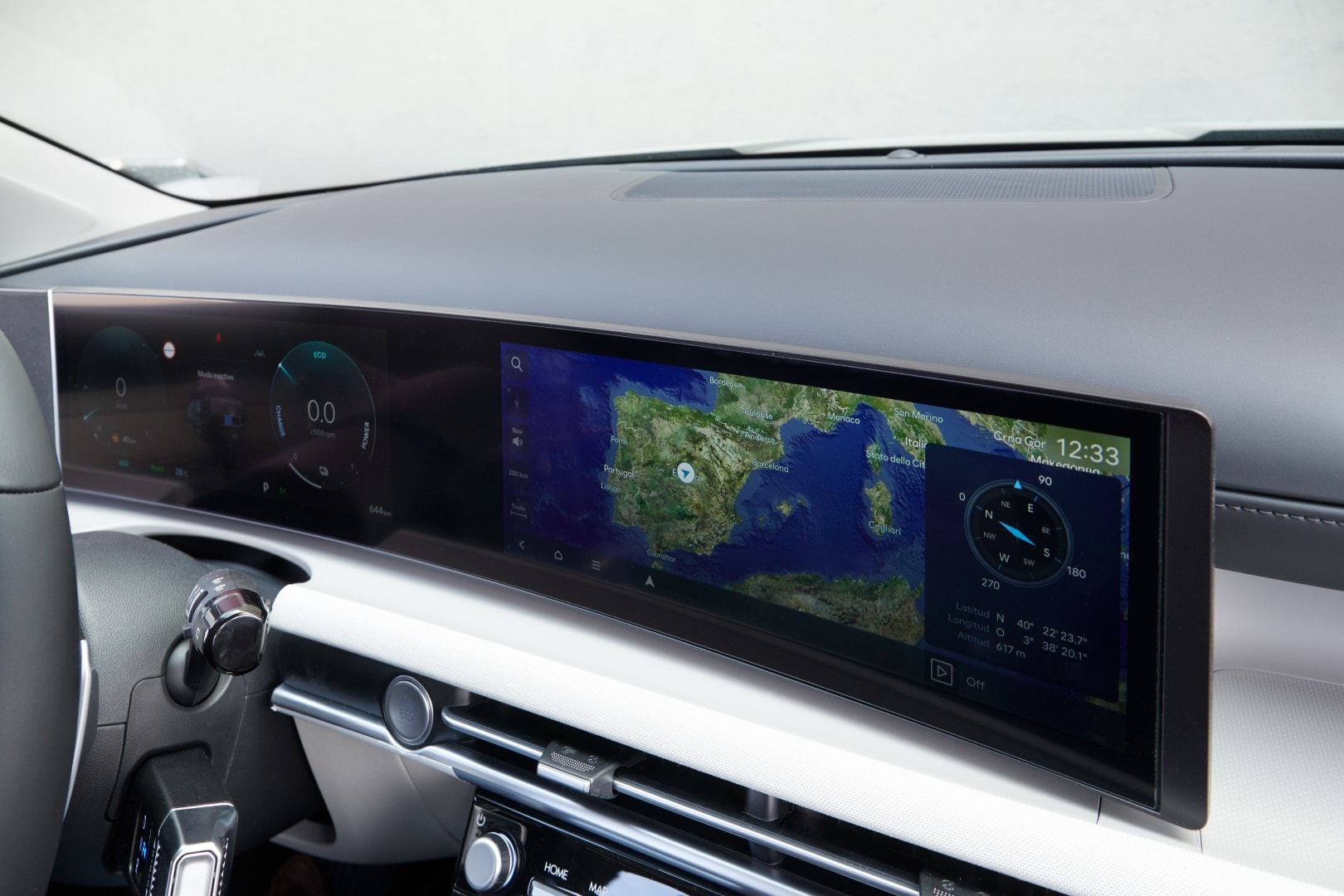 Vista del tablero digital del Tucson, reflejando su tecnología avanzada y conectividad.