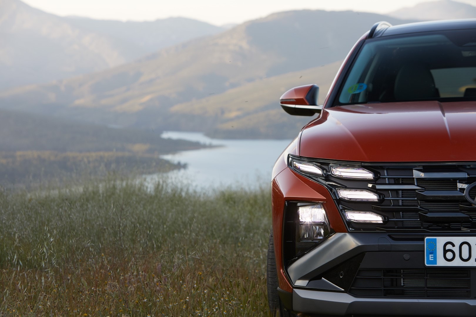 Vista detallada de la innovadora parrilla y ópticas delanteras del Tucson.