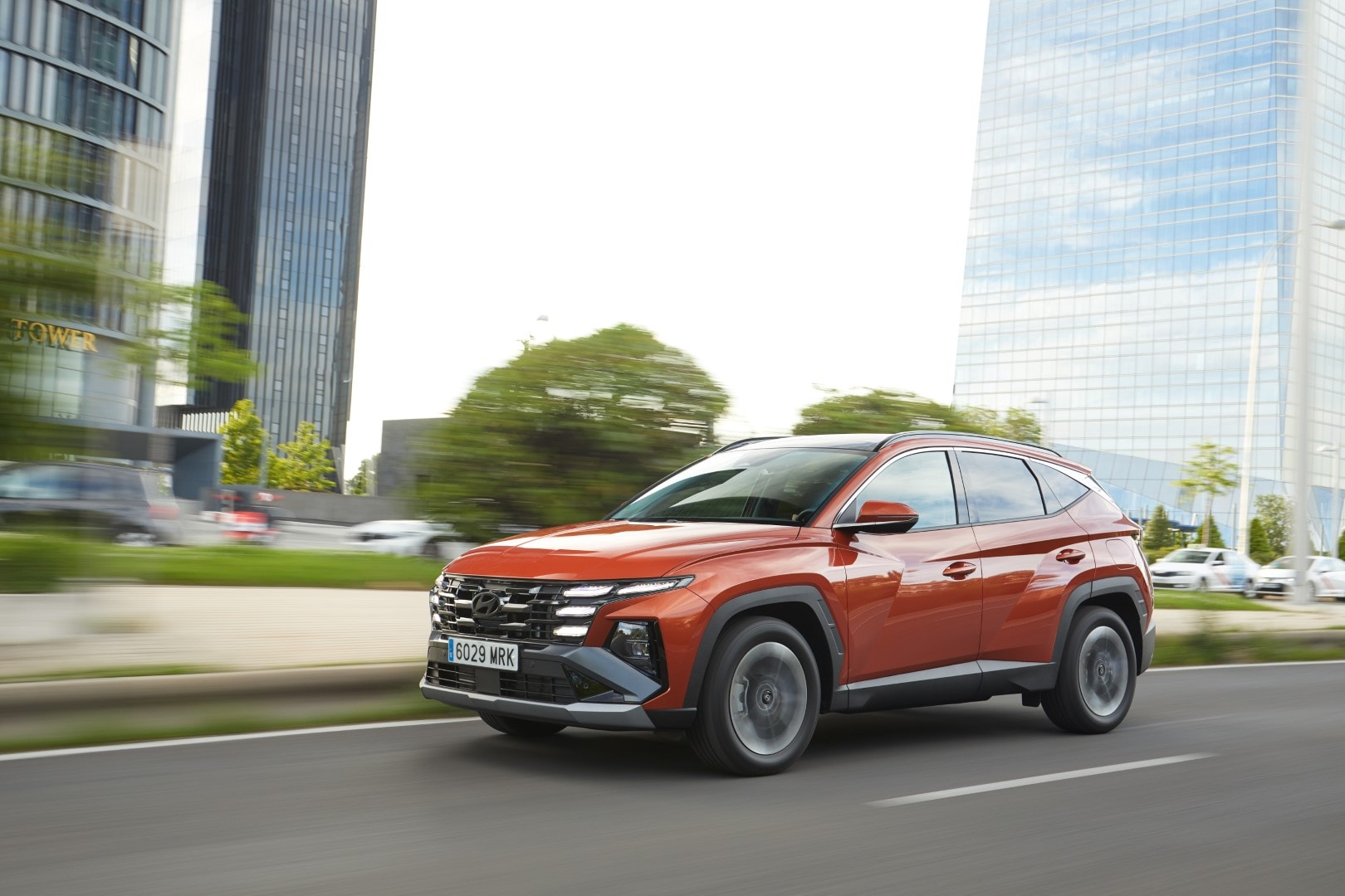 El Hyundai Tucson en su hábitat natural, el entorno urbano, con un diseño frontal impactante.