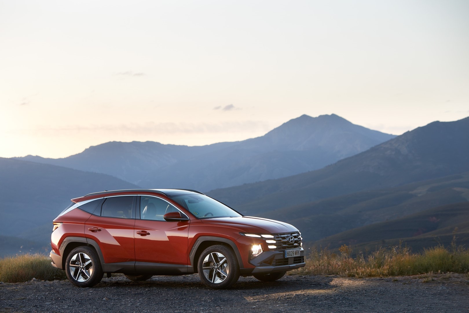 El Tucson aparcado en un entorno montañoso, resaltando sus capacidades y diseño.