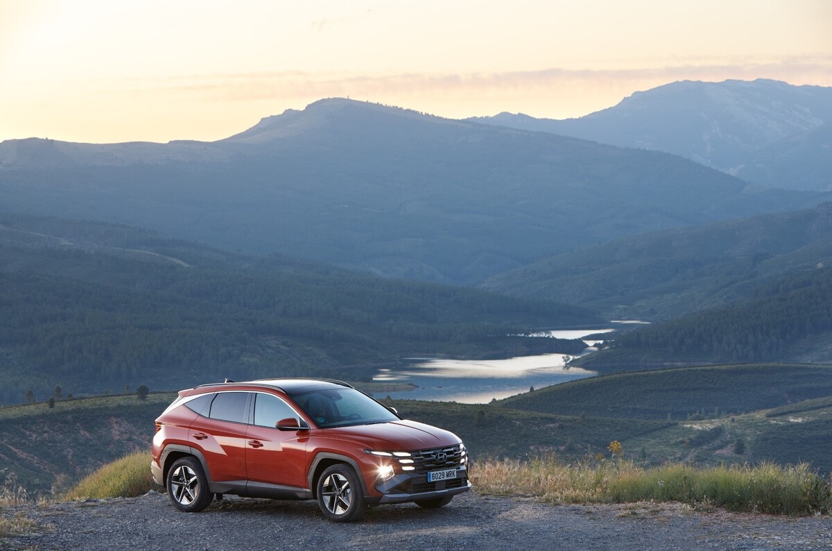 El Tucson se integra perfectamente en el paisaje natural, resaltando su perfil lateral. El Tucson se integra perfectamente en el paisaje natural, resaltando su perfil lateral.