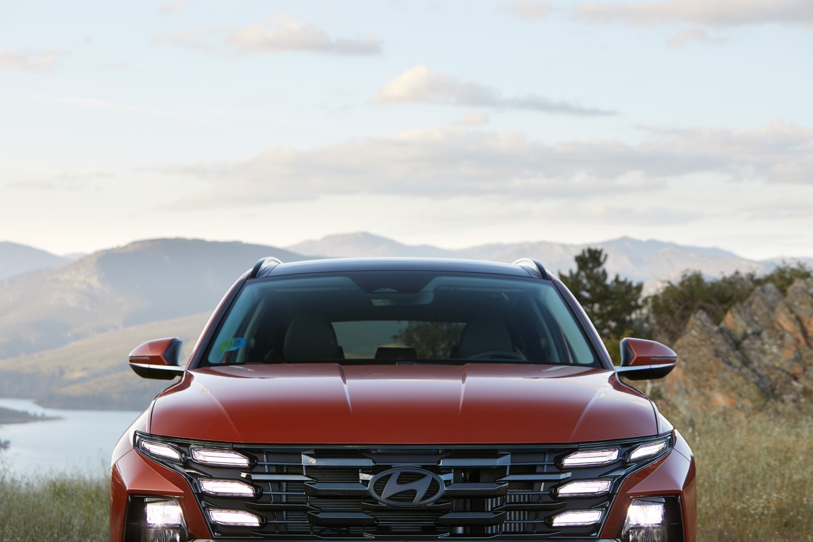 La imponente vista frontal del Tucson muestra su diseño moderno y atrevido.