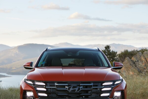 La imponente vista frontal del Tucson muestra su diseño moderno y atrevido. La imponente vista frontal del Tucson muestra su diseño moderno y atrevido.