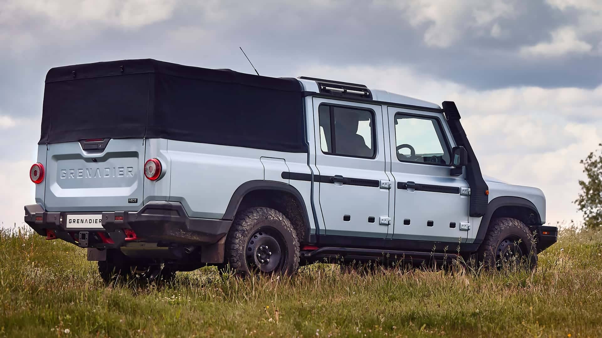 Vista trasera del Ineos Grenadier Quartermaster con cubierta en el maletero, versatilidad en el enfoque.