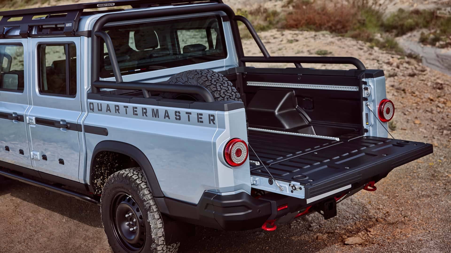 Imagen del maletero abierto del Ineos Grenadier Quartermaster, enfocando su funcionalidad.