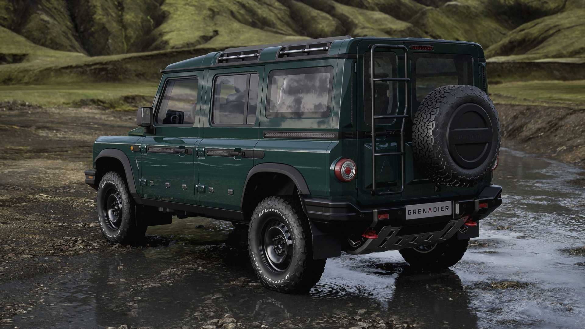 Vista posterior del Ineos Grenadier en entorno acuático y natural.