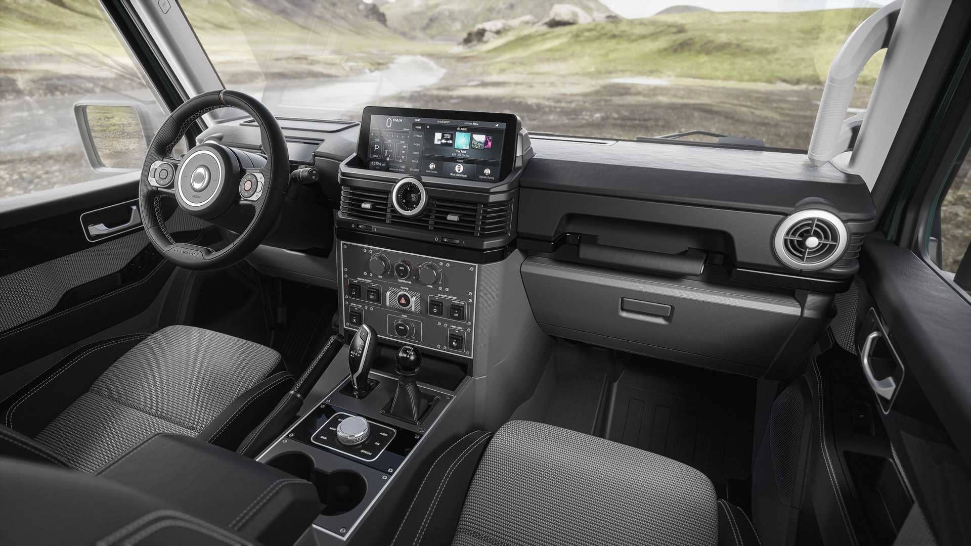 Cabina del Ineos Grenadier mostrando diseño ergonómico y equipamiento moderno.