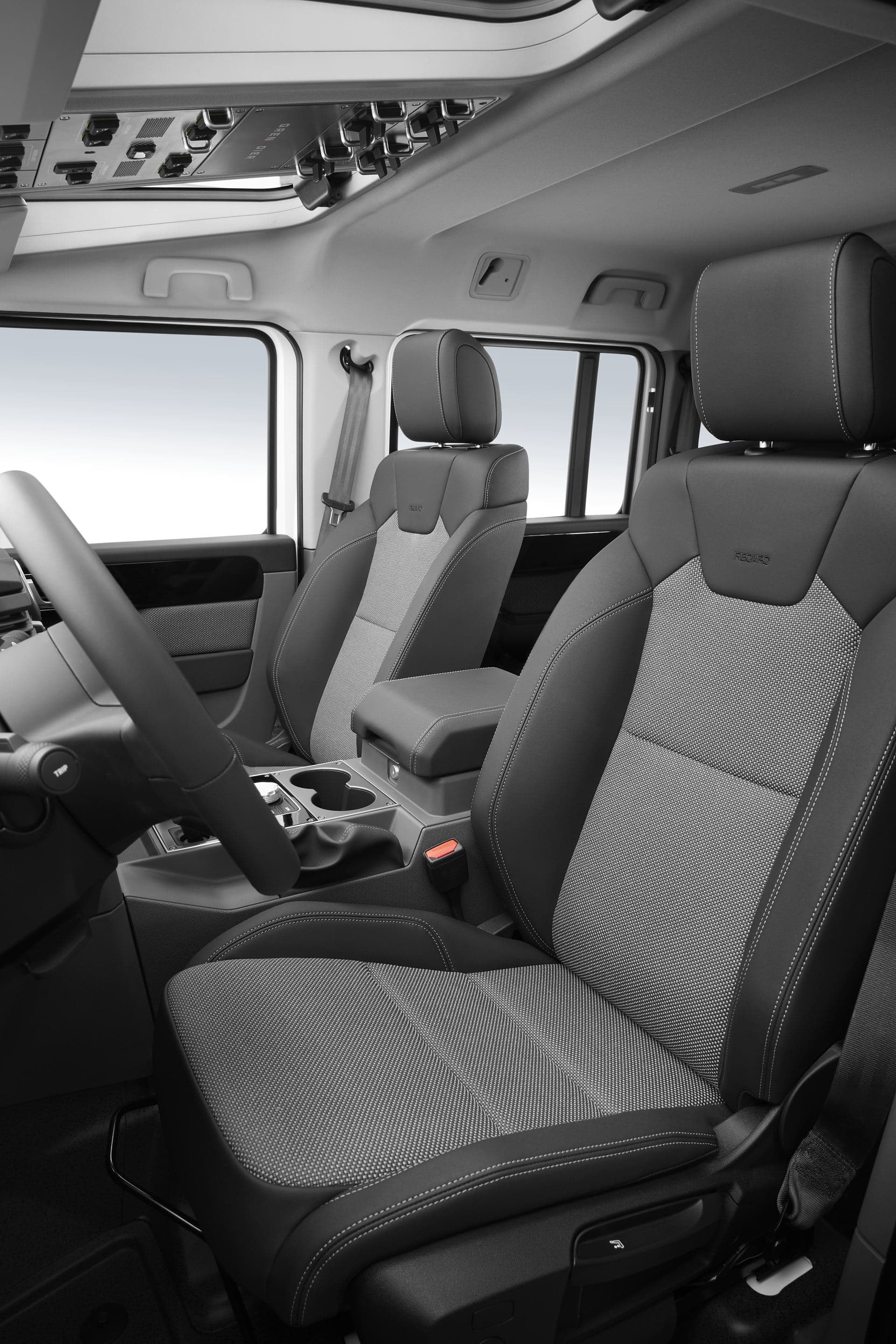 Asientos delanteros del Ineos Grenadier, destacando su confort y robustez.