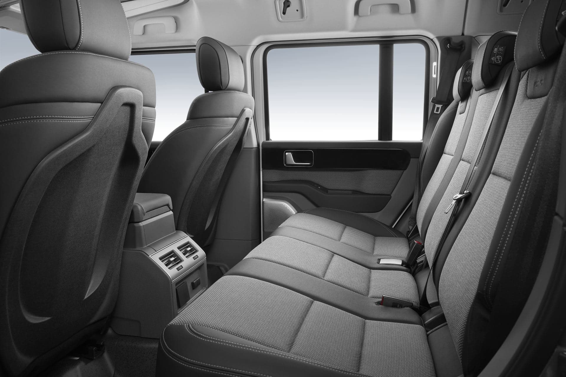 Asientos traseros del Ineos Grenadier, espacio y comodidad para pasajeros.