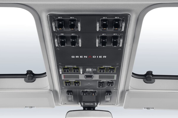 Sistema de control en el techo del Ineos Grenadier, funcionalidad y accesibilidad. Sistema de control en el techo del Ineos Grenadier, funcionalidad y accesibilidad.