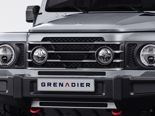 Vista frontal detallada del Ineos Grenadier, mostrando identidad de la marca. Vista frontal detallada del Ineos Grenadier, mostrando identidad de la marca.