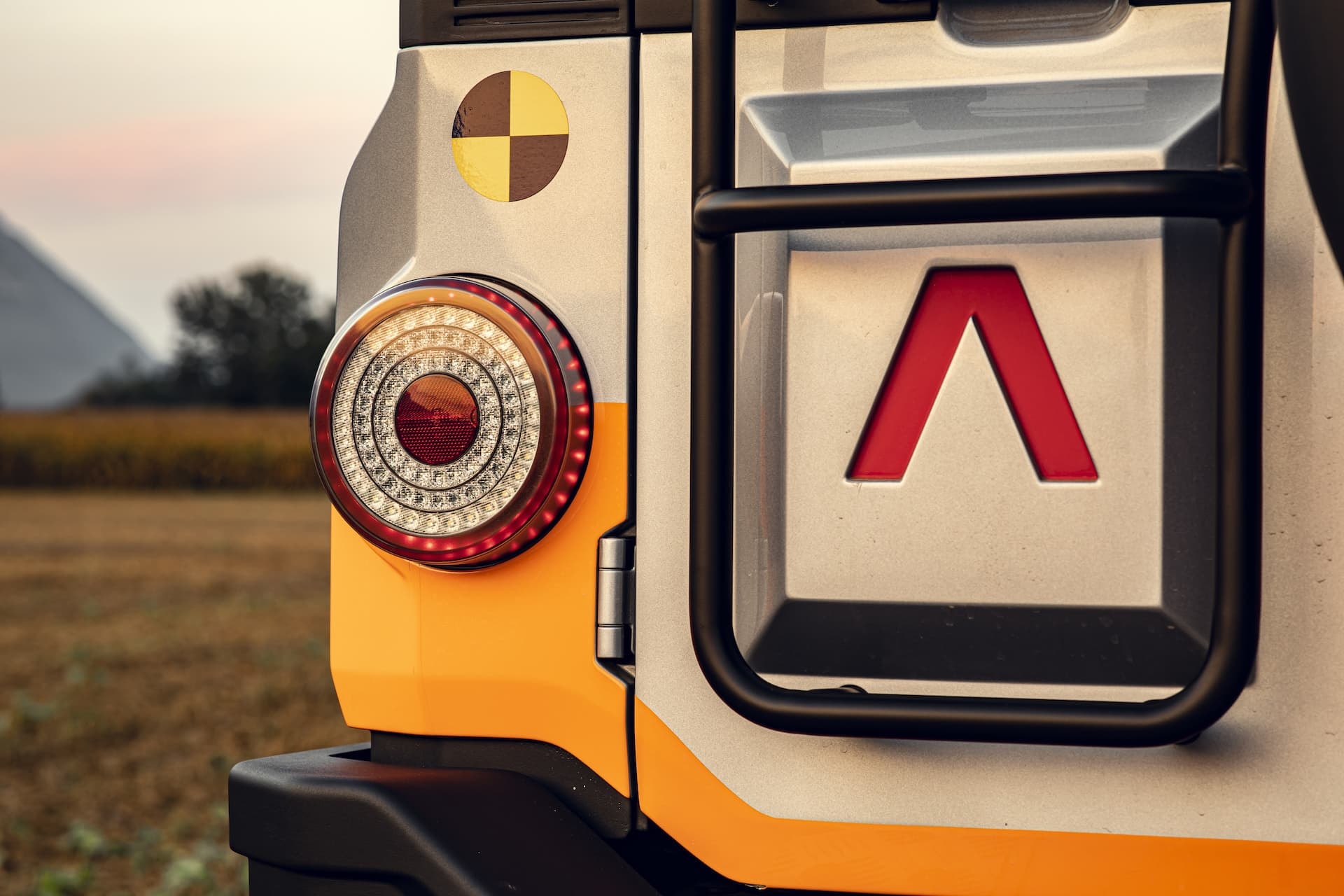 Primer plano del característico faro y emblema traseros del Grenadier.