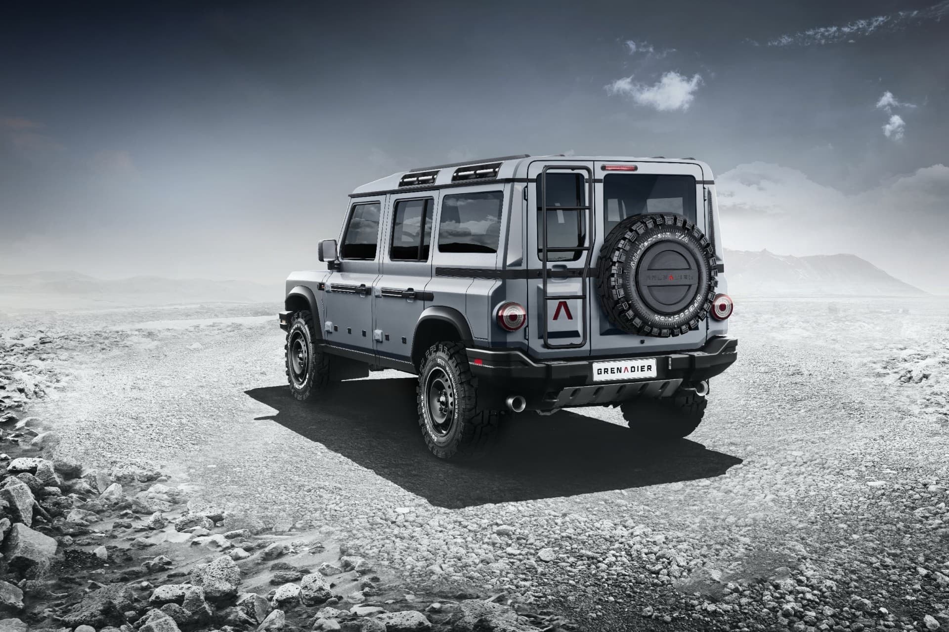 Ineos Grenadier visto desde atrás, en paisaje montañoso.