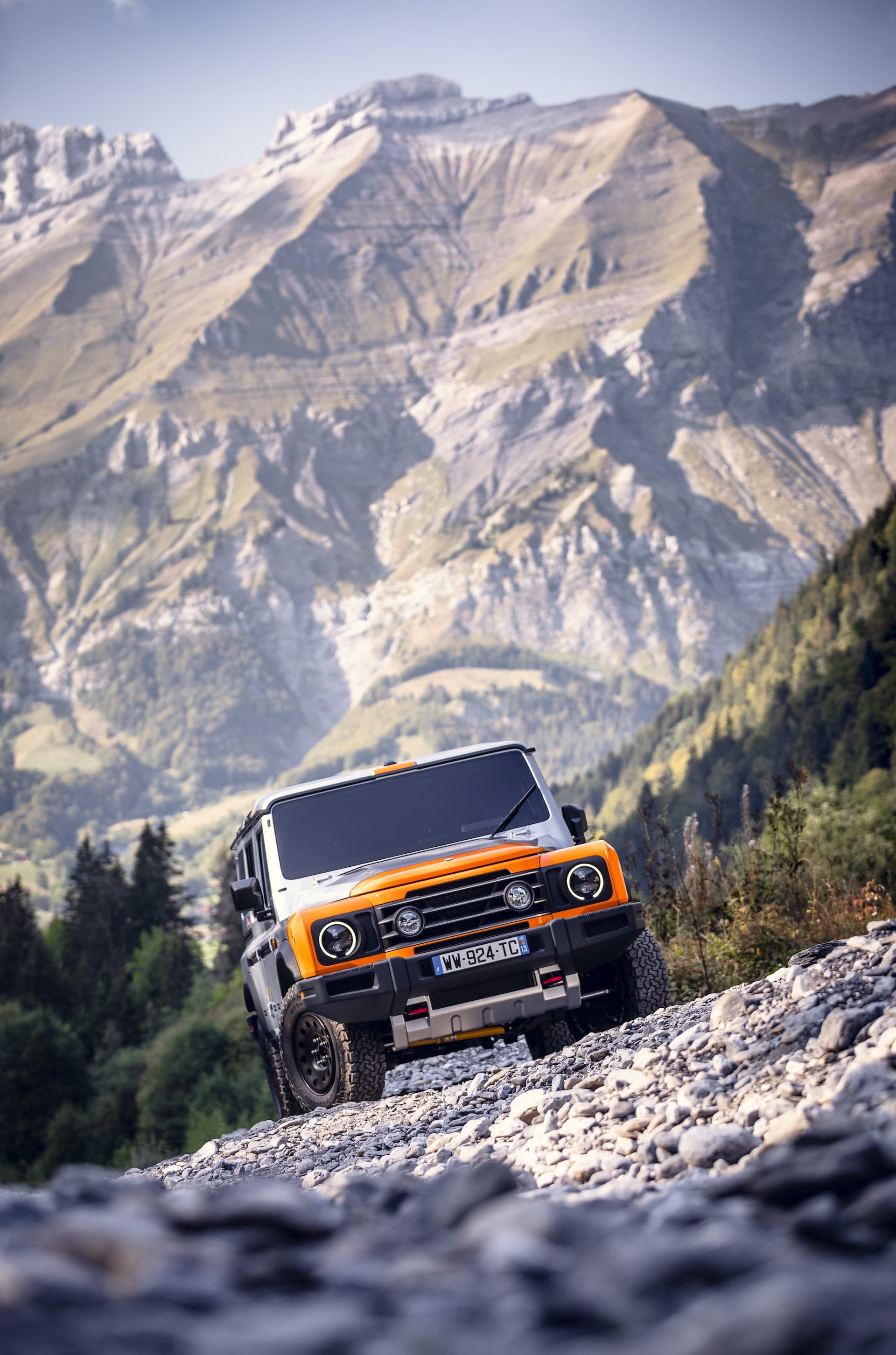 Vista frontal detallada del Ineos Grenadier en un contexto natural impresionante.