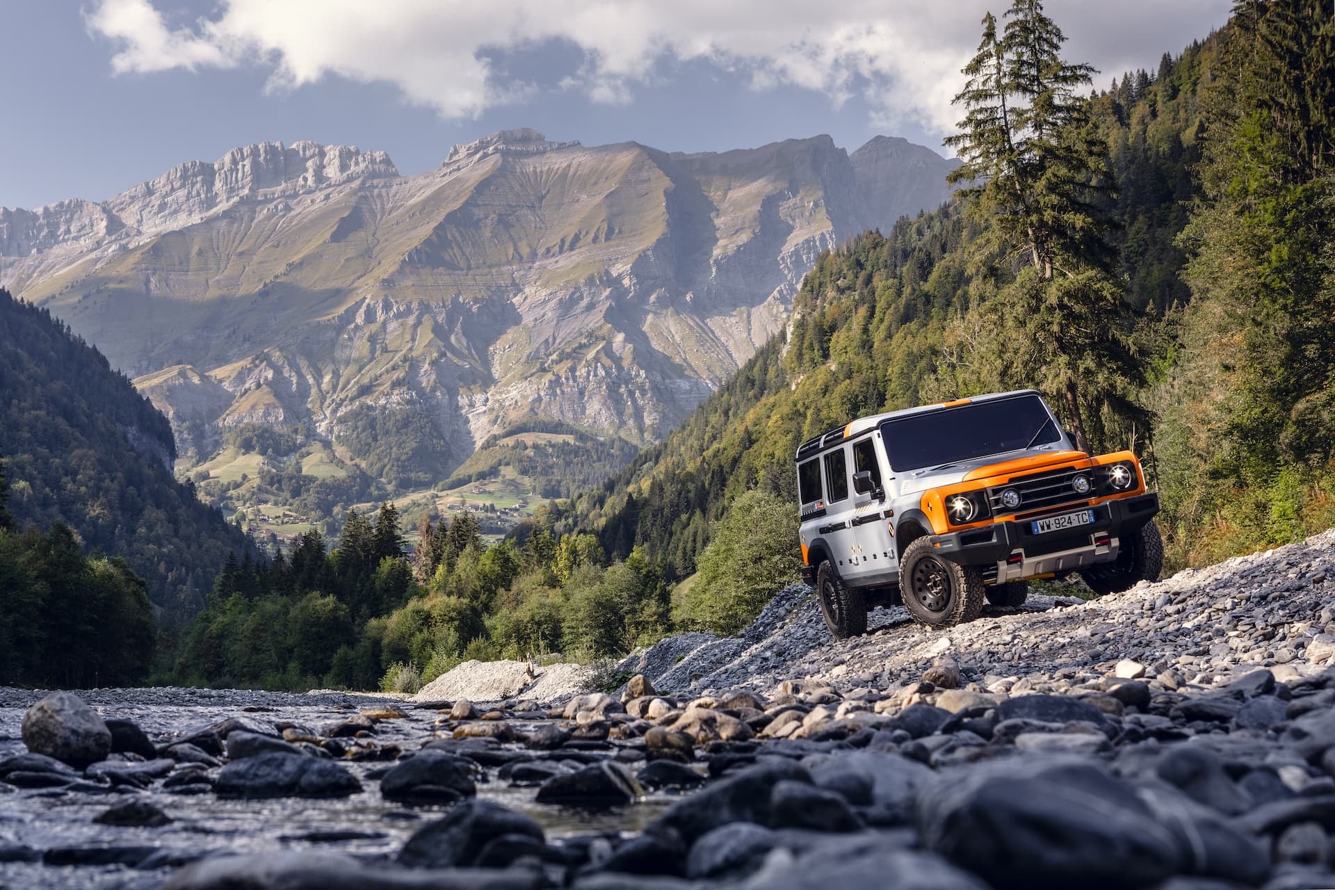El Ineos Grenadier luce su capacidad todo terreno en un lecho de río rocoso.