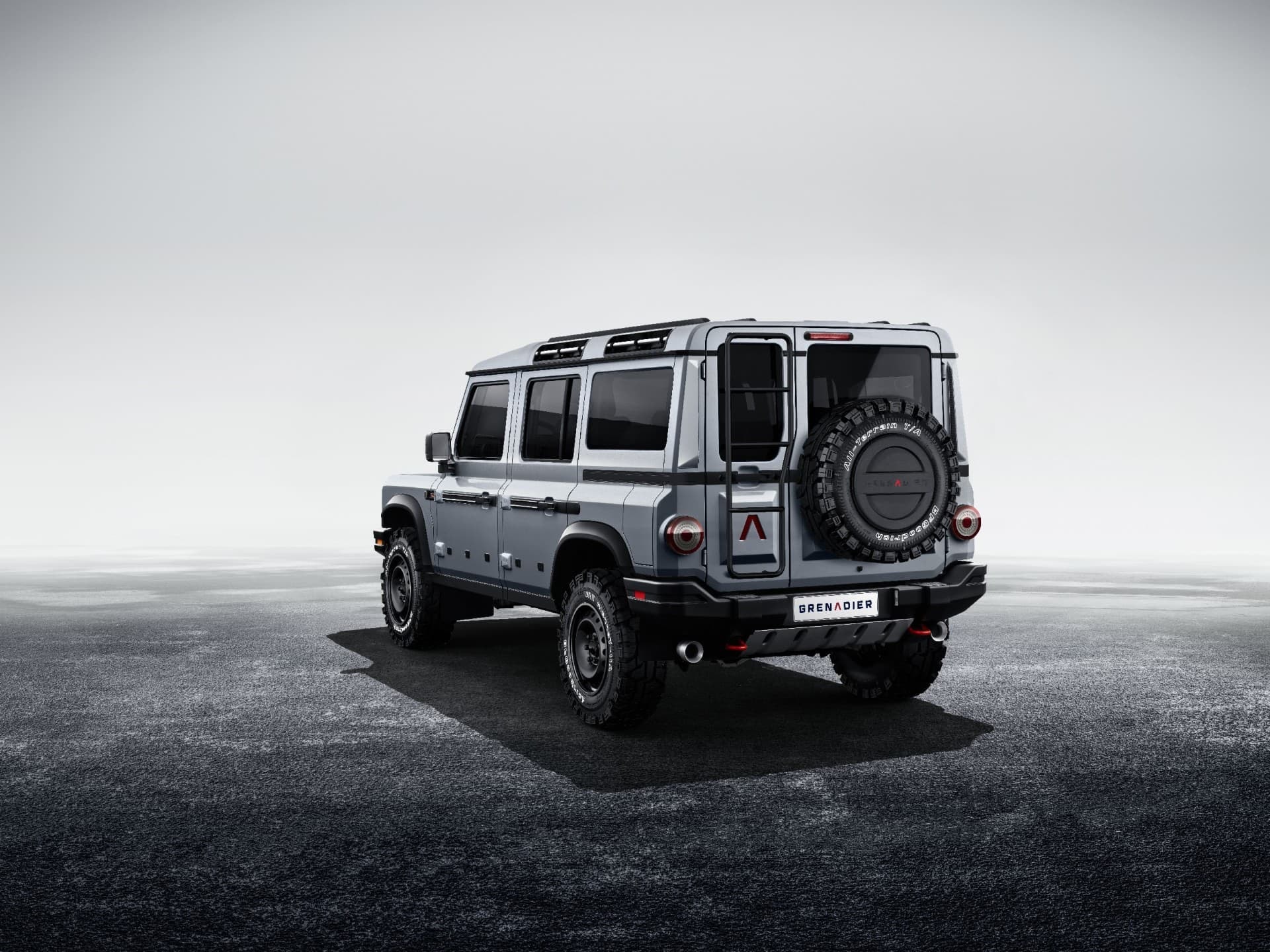 Vista trasera destacando la rueda de repuesto montada.