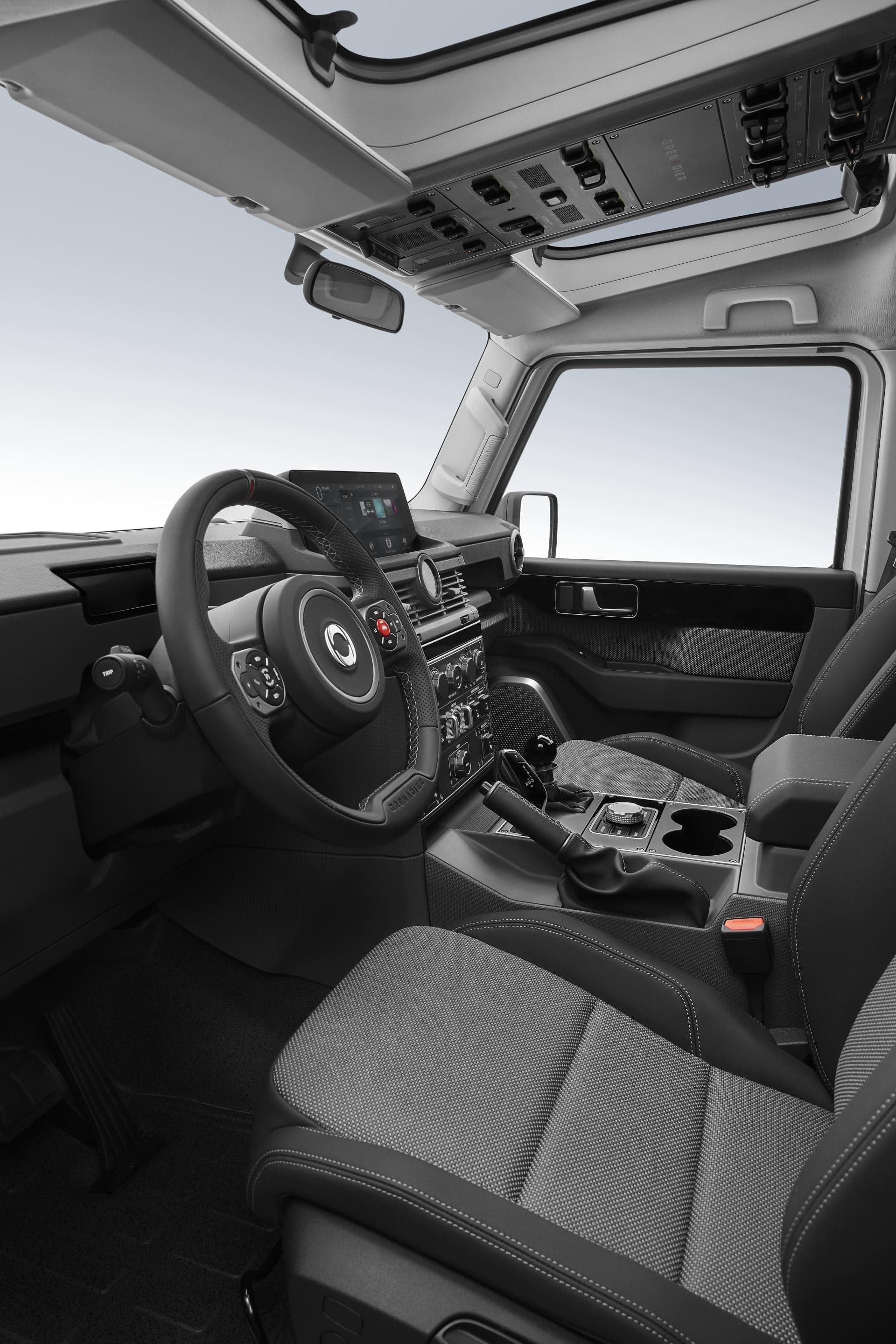 Perspectiva desde el asiento del conductor en el Ineos Grenadier, enfocando la visibilidad y accesos.