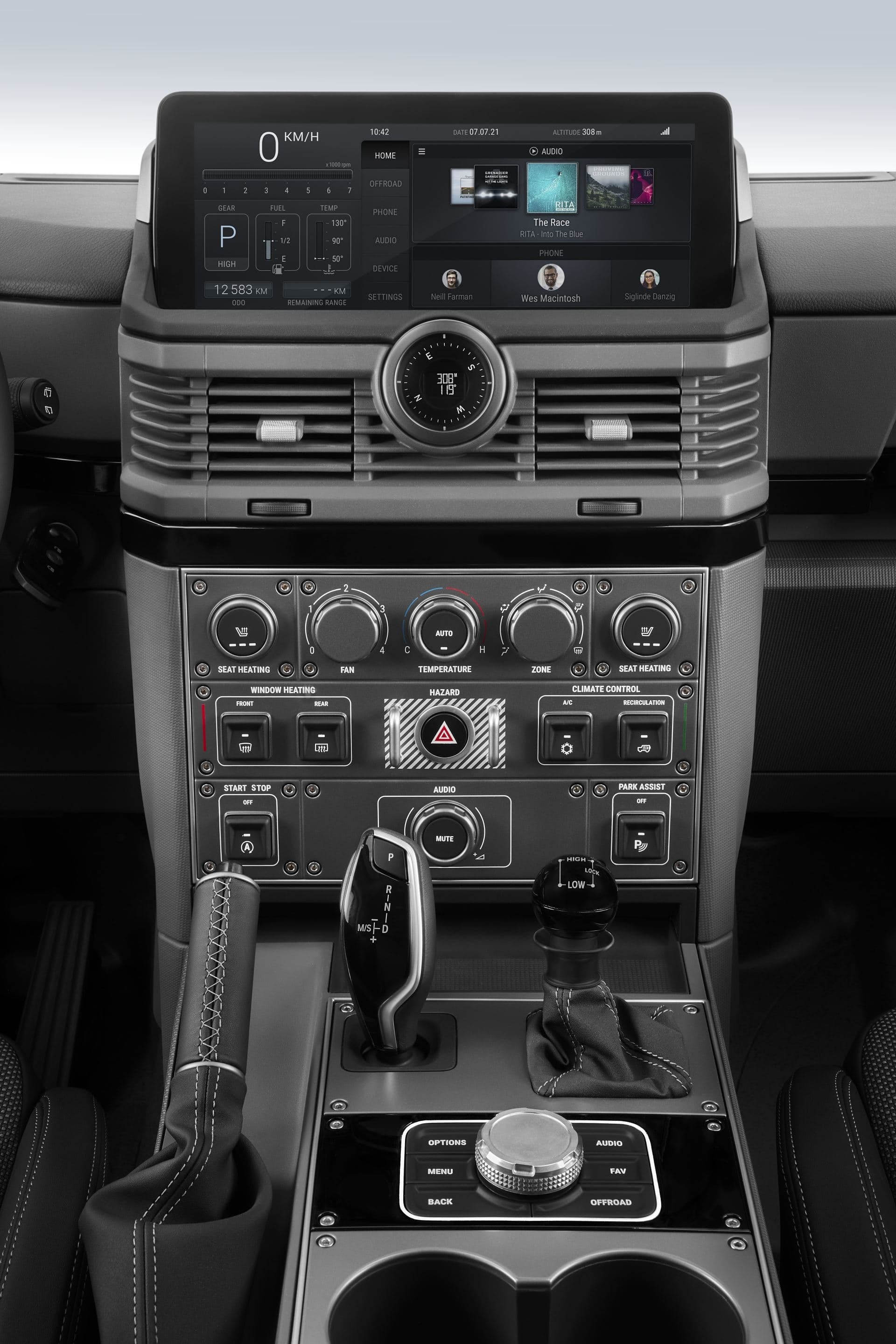 Vista detallada de la consola central del Ineos Grenadier, destacando tecnología y diseño.