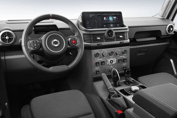 Detalle del volante y consola central, mostrando la ergonomía del diseño. Detalle del volante y consola central, mostrando la ergonomía del diseño.