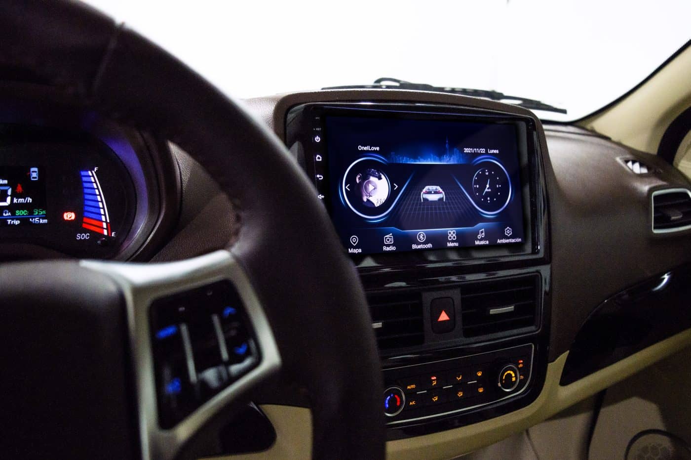 Vista de la consola central digital y volante del Invicta D2S.