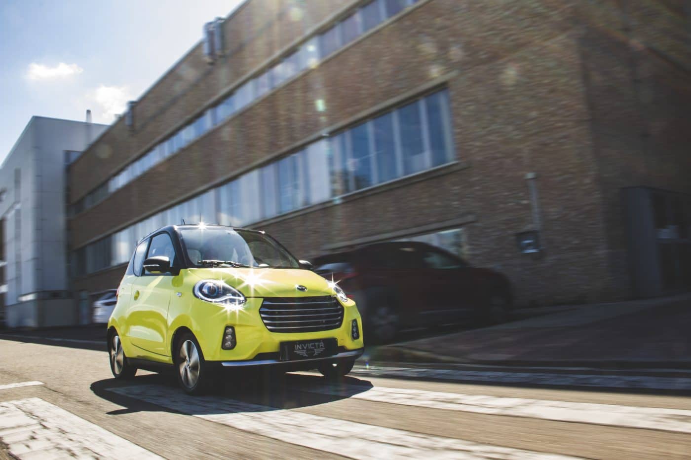 Invicta D2S en movimiento, destacando su agilidad en entorno urbano.